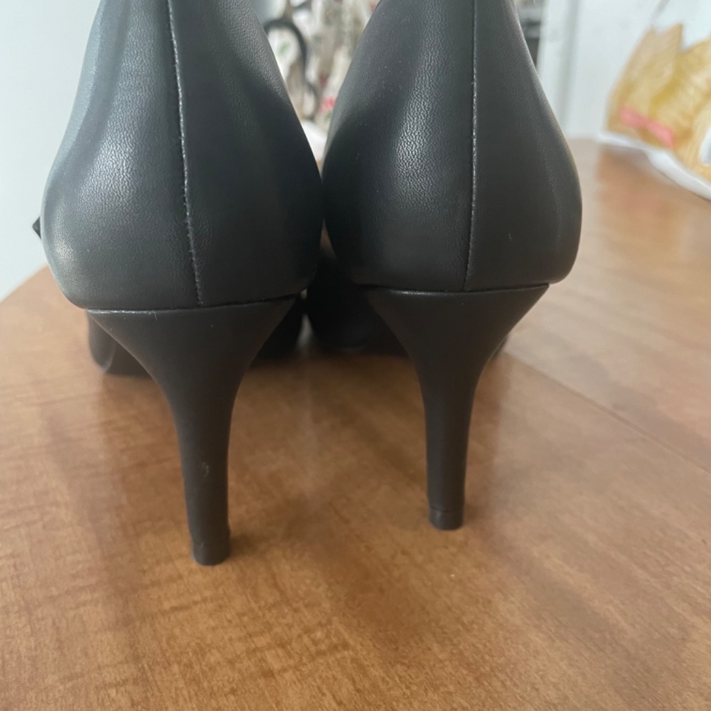 Journee Collection Sidney Pump - Picture 4 of 5